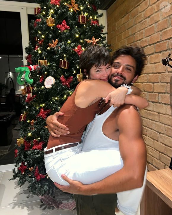 Em outros cliques, Agatha Moreira usou a tarja para tapar seus seios, enquanto Rodrigo Simas fez o mesmo com seu pênis