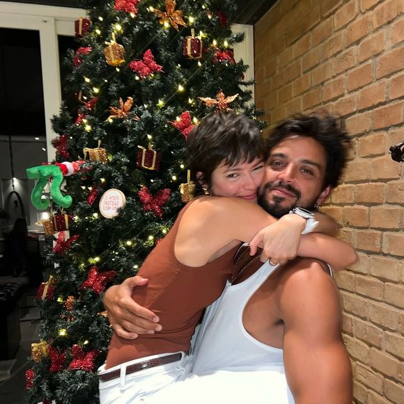 Em outros cliques, Agatha Moreira usou a tarja para tapar seus seios, enquanto Rodrigo Simas fez o mesmo com seu pênis