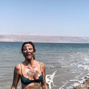 Em Israel, Luciana Gimenez fez um vídeo tomando banho de lama no Mar Morto
