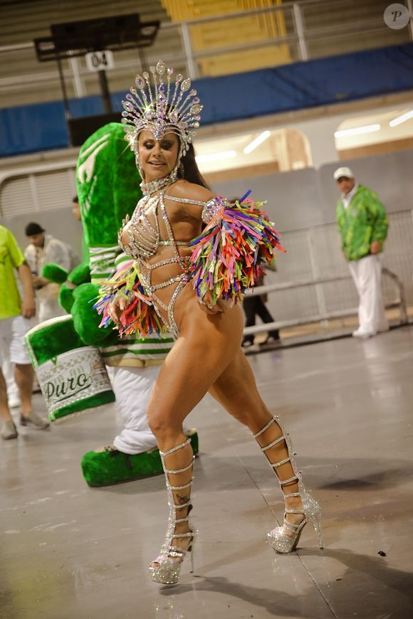 Viviane Araújo foi ao ensaio de Carnaval acompanhada pelo marido