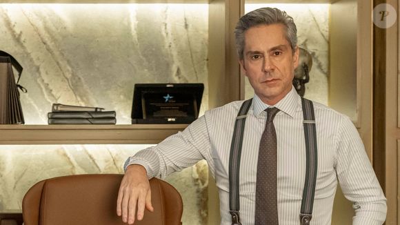 Marco Aurélio (Alexandre Nero) avisa a Ivan (Renato Góes) que ele vai representar a TCA em uma conferência, na novela 'Vale Tudo'