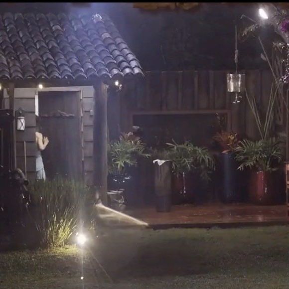 Michelle Barros e Shia entraram juntos no banheiro, onde pode ter acontecido um beijo do casal