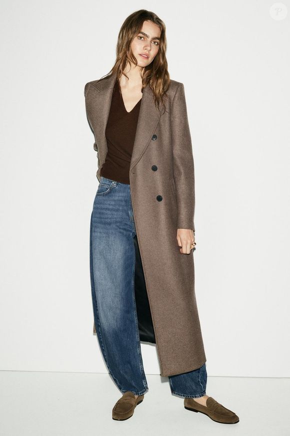 Os jeans barrel (de modelagem mais arredondada) estão entre os mais desejados há algumas temporadas e, em 2026, seguem praticamente onipresentes