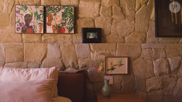 Nas paredes do quarto, Giovanna Ewbank e Bruno Gagliasso deixaram objetos pessoais, como retratos de família
