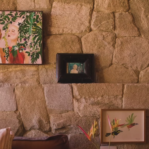 Nas paredes do quarto, Giovanna Ewbank e Bruno Gagliasso deixaram objetos pessoais, como retratos de família