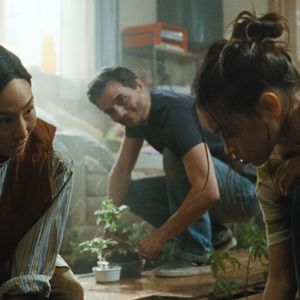 Wagner Moura protagoniza ‘A Última Casa’, thriller da Netflix que acompanha uma família presa dentro de casa por mais de cinco anos. Entenda o final do filme