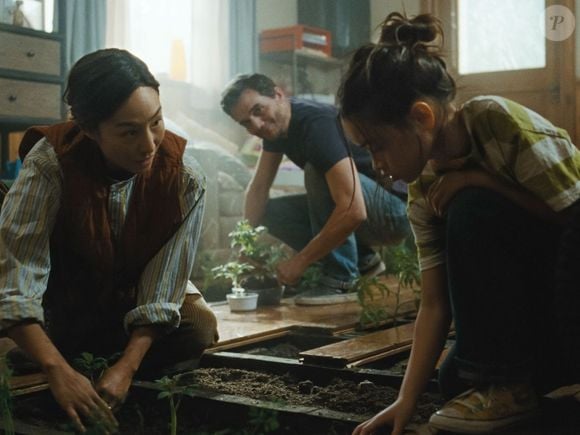 Wagner Moura protagoniza ‘A Última Casa’, thriller da Netflix que acompanha uma família presa dentro de casa por mais de cinco anos. Entenda o final do filme