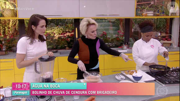 Frite o bolinho de chuva em pequenas porções em óleo quente