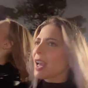 "Eu e a filhota para ver o show de Matuê. E aí eu falei: 'Brenda do céu, mas a gente vai assim? Ficar no meio da galera?'. E ela: 'Mãe, ninguém te conhece não, mãe! Só tem jovem!'", narrou Sheila Mello nos stories
