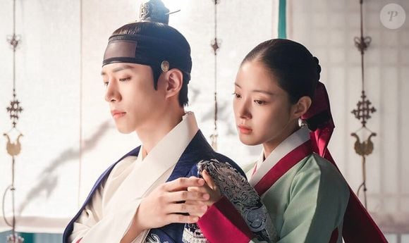 'As Mangas Vermelhas': O rei Yi San e a dama Deok-im vivem um romance marcado por deveres e sacrifícios na corte. A relação deles é interrompida pela morte dela, deixando um amor que nunca pôde ser vivido