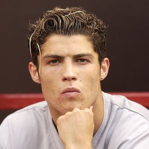 Um ano depois, Cristiano Ronaldo já representava o Manchester United e era bem diferente