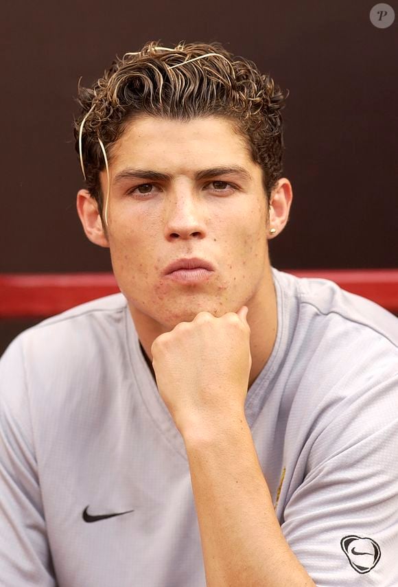 Um ano depois, Cristiano Ronaldo já representava o Manchester United e era bem diferente