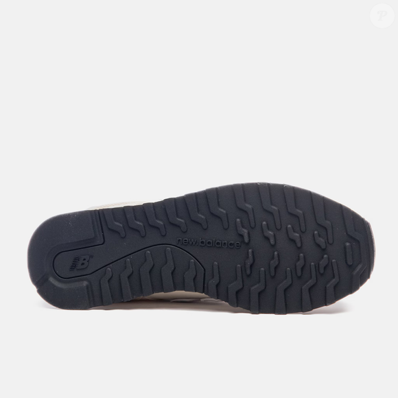 Para quem passa o dia na correria, o New Balance 500V2 reúne recursos pensados para o conforto, como amortecimento em EVA, solado emborrachado, reforço acolchoado e palmilha com tecnologia Comfort Insert.