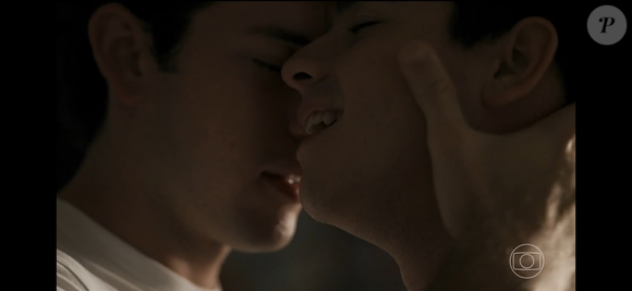 Quase dois minutos de beijos marcaram a primeira grande demonstração de amor entre Maurício e Felipe na novela da Globo
