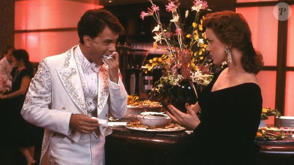 Em uma entrevista ao programa 'Watch What Happens Live', Elizabeth Perkins contou que tinha uma queda por Tom Hanks na época das gravações do filme e que aquele foi o beijo dado em cena que ela nunca conseguiu esquecer