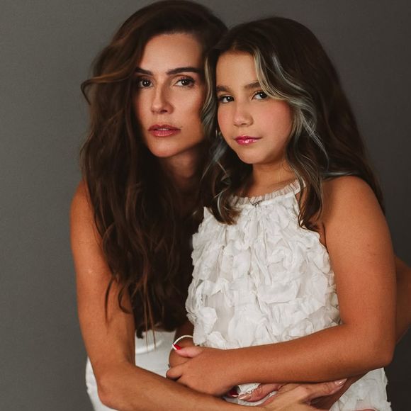 Deborah Secco combinou a cor branca em seu look, junto com a filha.