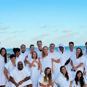 Angélica postou uma foto de todos os convidados reunidos e vestidos com um roupão branco