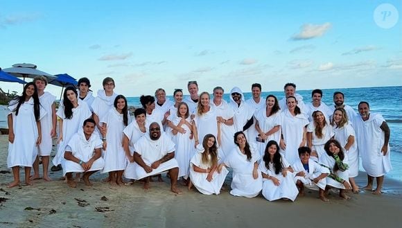 Angélica postou uma foto de todos os convidados reunidos e vestidos com um roupão branco