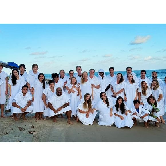 Angélica postou uma foto de todos os convidados reunidos e vestidos com um roupão branco