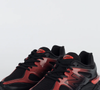 Com visual futurista e construção robusta, o New Balance 9060 aposta em uma combinação de cores que lembra a identidade visual do Flamengo. O sneaker reúne cabedal de camurça e malha respirável, forro têxtil acolchoado e logotipo 'N' costurado