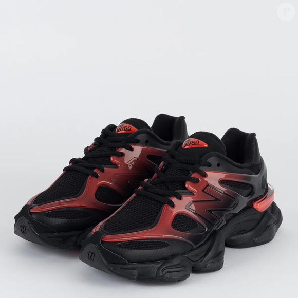 Com visual futurista e construção robusta, o New Balance 9060 aposta em uma combinação de cores que lembra a identidade visual do Flamengo. O sneaker reúne cabedal de camurça e malha respirável, forro têxtil acolchoado e logotipo 'N' costurado