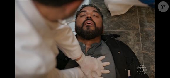 Freitas (Luís Lobianco) tira chave do bolso de Mário Sérgio (Thomás Aquino) em cena de Vale Tudo que gerou memes nas redes sociais