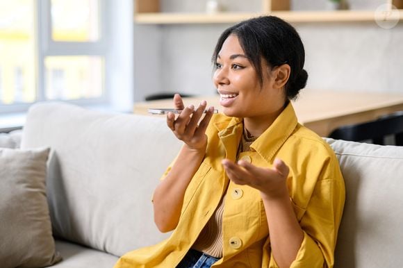 Os áudios não exigem interação em tempo real e possibilitam que as pessoas se preparem para o que vão dizer