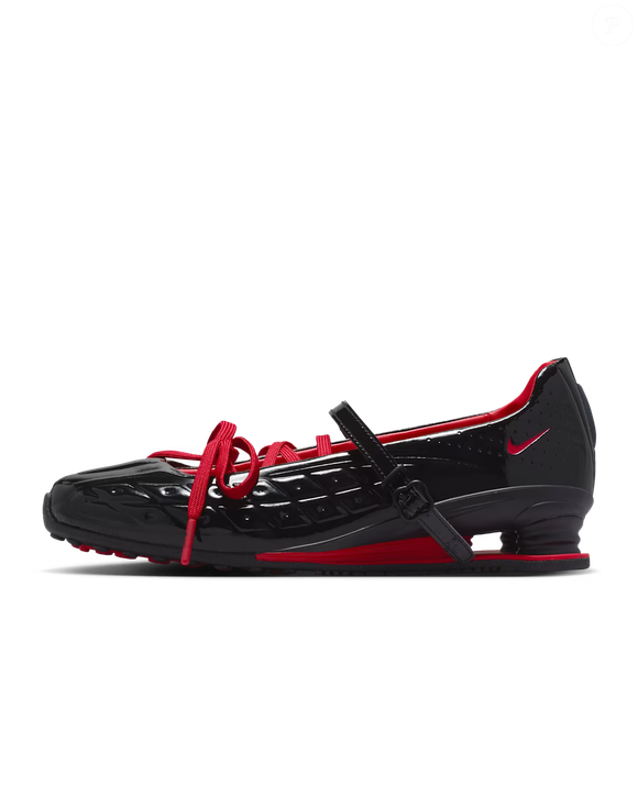 Os Nike Shox Z Calistra x LABELHOOD chamam atenção pelo visual que lembra uma sapatilha de dança, mas foram desenvolvidas como tênis
