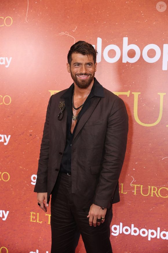 Thamires Hauch entrevistou Can Yaman e agradeceu por sua gentileza.