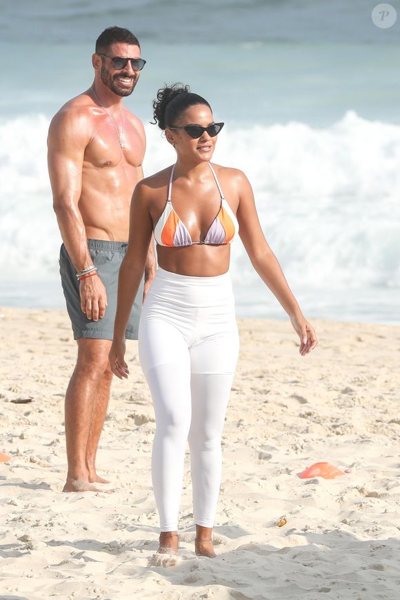 Nesta terça-feira (11), os atores Cauã Reymond e Bella Campos foram flagrados na praia da Barra da Tijuca, no Rio de Janeiro, chamando atenção pela boa forma durante as gravações do remake de "Vale Tudo".