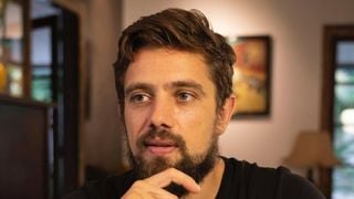 Fora da Globo, Rafael Cardoso surge bem diferente e com nova namorada em flagra na praia. Fotos!