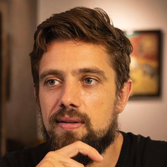 Rafael Cardoso é flagrado com nova namorada em praia e aparência diferente do ator rouba a cena