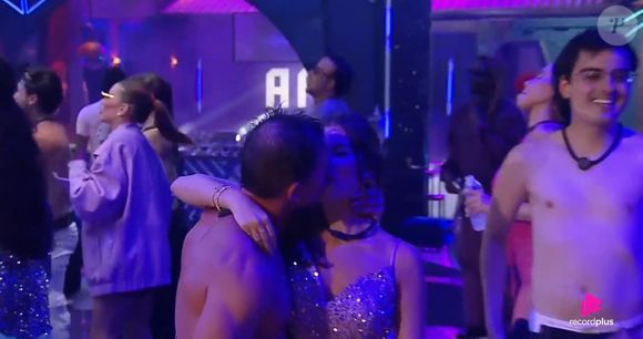 'A Fazenda 17' teve beijo de Luiz Mesquita e Duda Wendling em festa. Filho de Otávio Mesquita se irrito com atitude de Matheus Martins, que já havia beijado a atriz. 'Gente infantil'