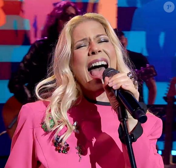 Beleza de Paula Toller, hoje aos 63 anos, foi muito elogiada por internautas, que se questionaram sobre o segredo da cantora