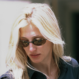 O perfume simples e surpreendentemente barato que Carolyn Bessette supostamente adorava voltou a chamar atenção dos fãs após o sucesso da série 'Love Story: John F. Kennedy Jr. & Carolyn Bessette' no Disney+