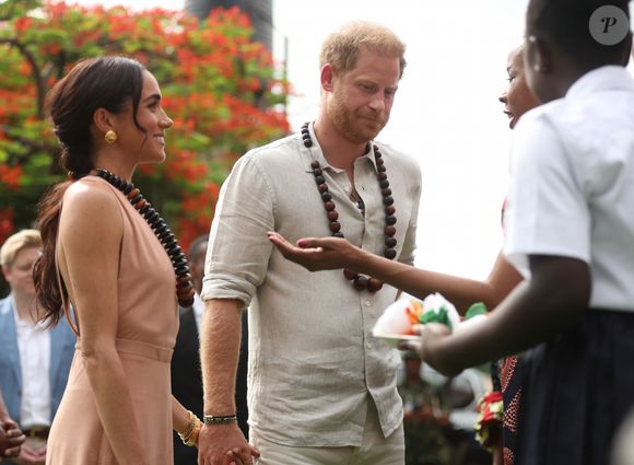 Isso porque Príncipe Harry e Meghan Markle seguem atuando em seus compromissos, e segundo membros do palácio "se promovendo" em cima da Família Real