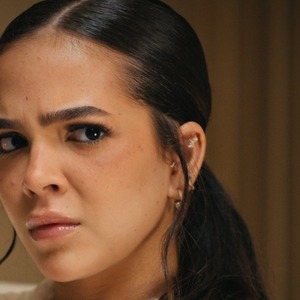 Mirna Guerra de rabo de cavalo baixo polido em 'Os Donos do Jogo'