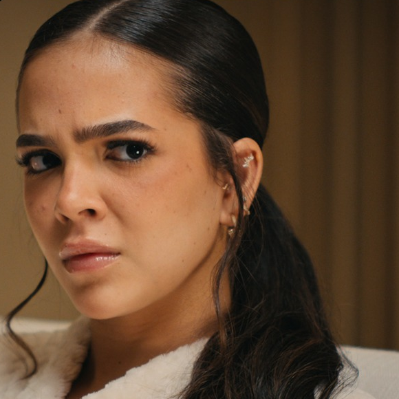 Mirna Guerra de rabo de cavalo baixo polido em 'Os Donos do Jogo'