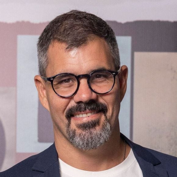 Juliano Cazarré, ator da novela 'Três Graças', avaliou a paternidade de seis filhos: 'É um desafio, principalmente de paciência. É difícil muita gente falando o tempo inteiro, muito barulho, bagunça (...) Às vezes fico mais bravo do que deveria'