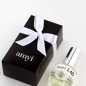 Na composição do Amyi 2.10, o limão tahiti aparece na abertura, enquanto gengibre, cardamomo, pimenta preta, cravo da Índia, magnólia, jasmim, âmbar e musk completam a fragrância, que foi desenvolvida para transmitir celebração, encanto e vibração