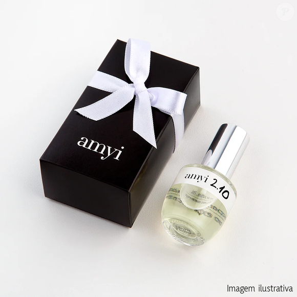 Na composição do Amyi 2.10, o limão tahiti aparece na abertura, enquanto gengibre, cardamomo, pimenta preta, cravo da Índia, magnólia, jasmim, âmbar e musk completam a fragrância, que foi desenvolvida para transmitir celebração, encanto e vibração