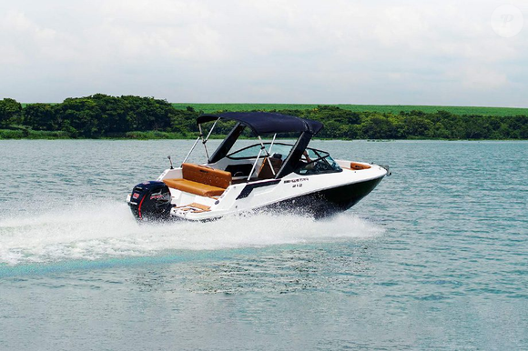 A Mestra 212 de Hélio Castroneves aposta em design compacto, navegação estável e capacidade para até nove pessoas