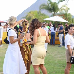 Paolla Oliveira esbanjou sensualidade com um vestido colado ao corpo