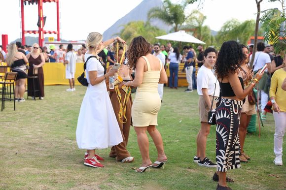 Paolla Oliveira esbanjou sensualidade com um vestido colado ao corpo