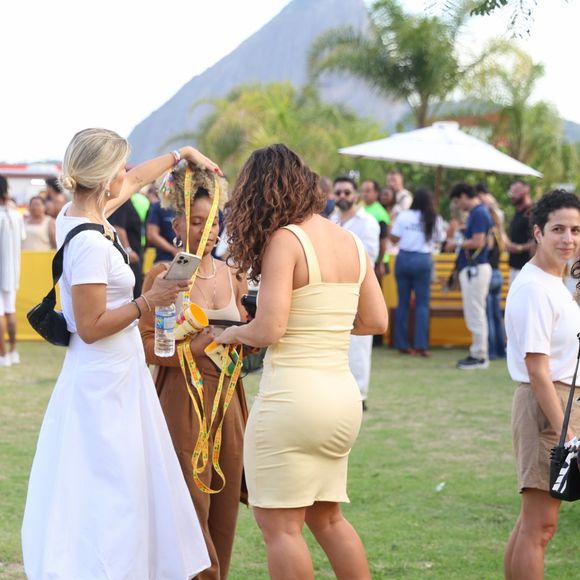 Paolla Oliveira esbanjou sensualidade com um vestido colado ao corpo