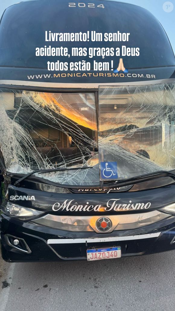 O ônibus que levava Ferrugem ficou destruído