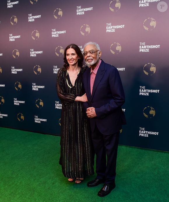 Gilberto Gil e Flora Gil também marcaram presença no evento; look do cantor foi um terno clássico com uma blusa rosa por baixo; já a esposa vestiu um longo com detalhes brilhosos