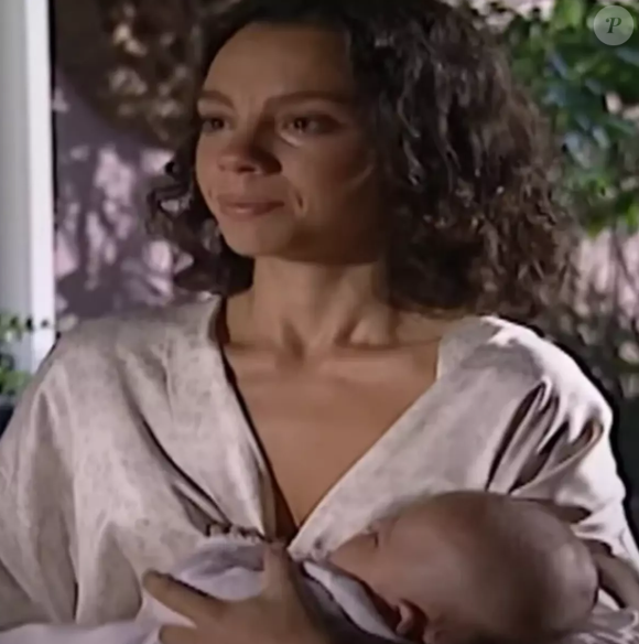 Joyce descobre que Helena não e sua mãe verdadeira, e sim, sua tia
