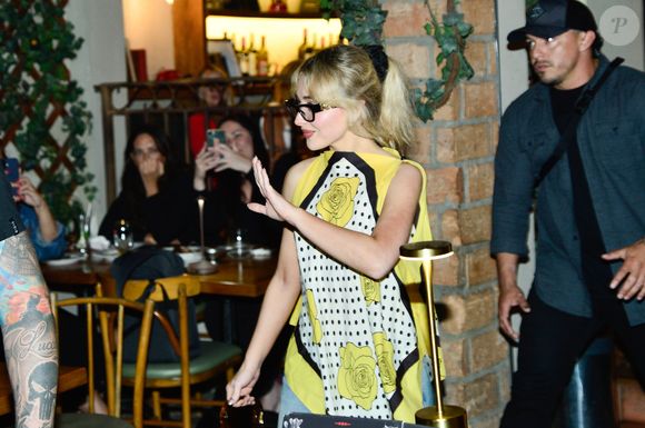 Sabrina Carpenter atraiu olhares de fãs ao sair de restaurante