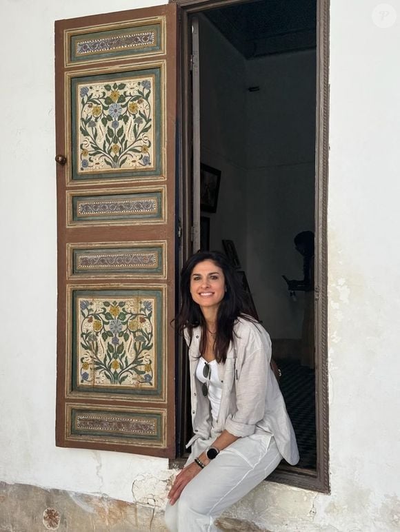 Aos 56 anos, Gabriela Sabatini mostra que continua sendo referência absoluta de elegância. A ex-tenista argentina, campeã de Wimbledon e dona de uma das linhas de perfumes mais famosas dos anos 90, voltou a chamar atenção nas redes ao apostar no blazer como peça-chave de um visual sofisticado, confortável e atemporal